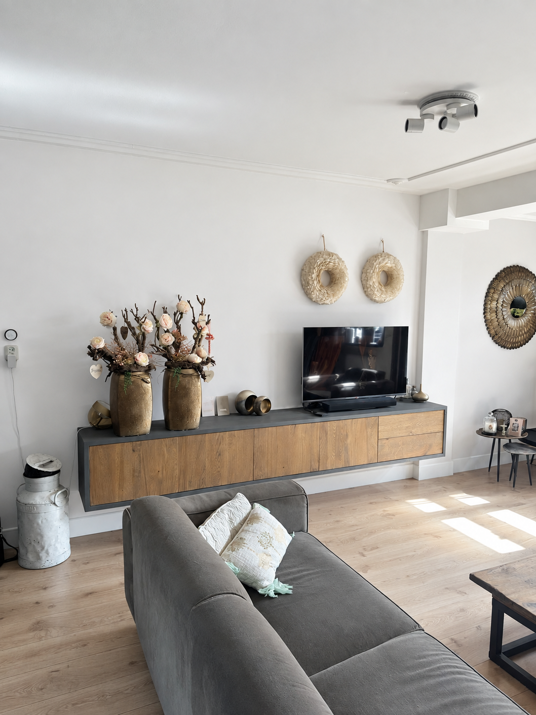 Woonkamer voor het schilderwerk met een witte wand